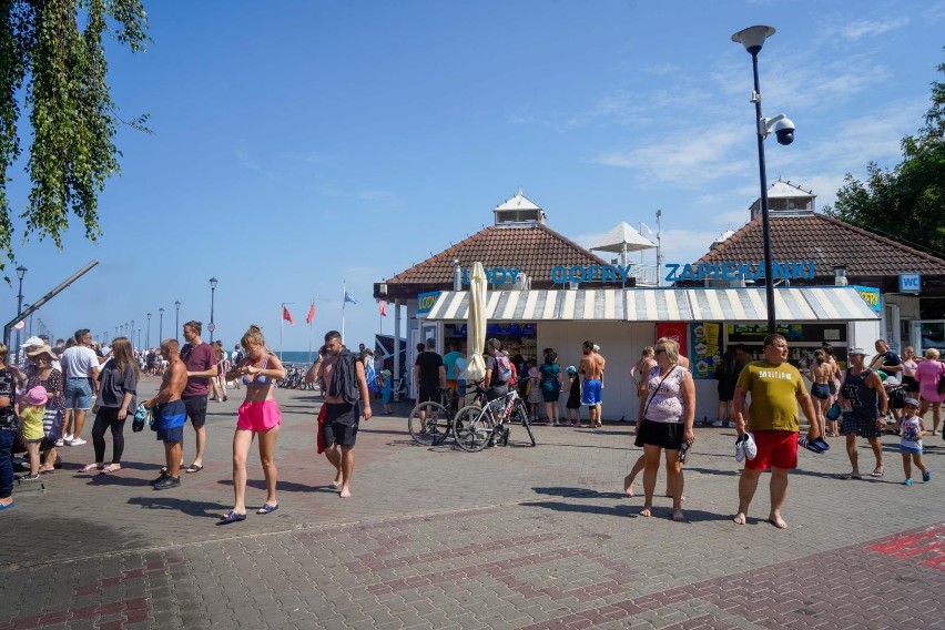 Tłumy plażowiczów w Gdańsku-Brzeźnie. Pogoda wprost idealna do kąpieli słonecznych i spacerów 14.08.2022 r. [ZDJĘCIA]