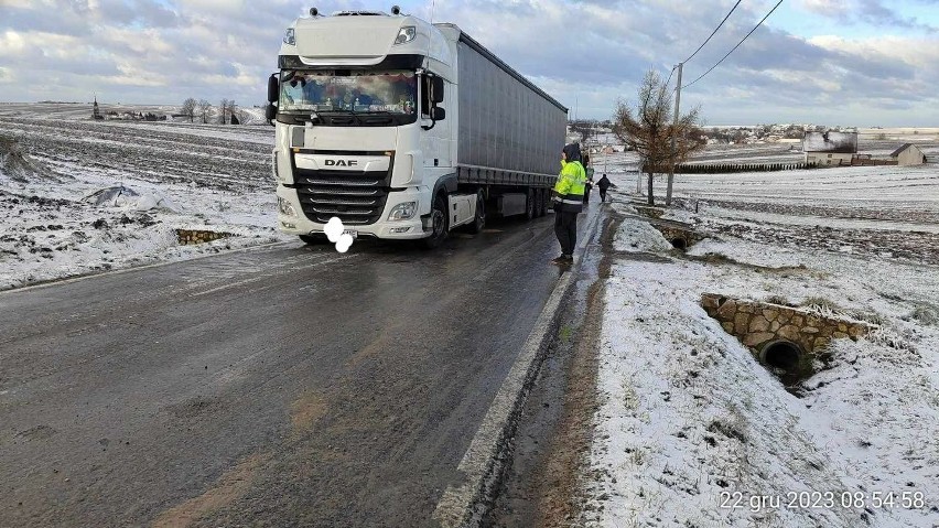 Utrudnienia na drodze wojewódzkiej 794 pod Krakowem. Zderzenie ciężarówki z autem osobowym