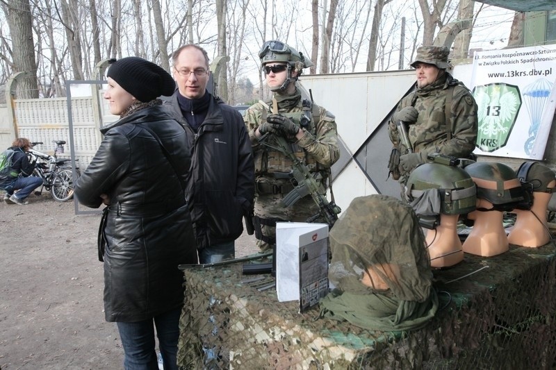 Każdy chce zajrzeć do schronu. Tłumy zwiedzających na Brusie