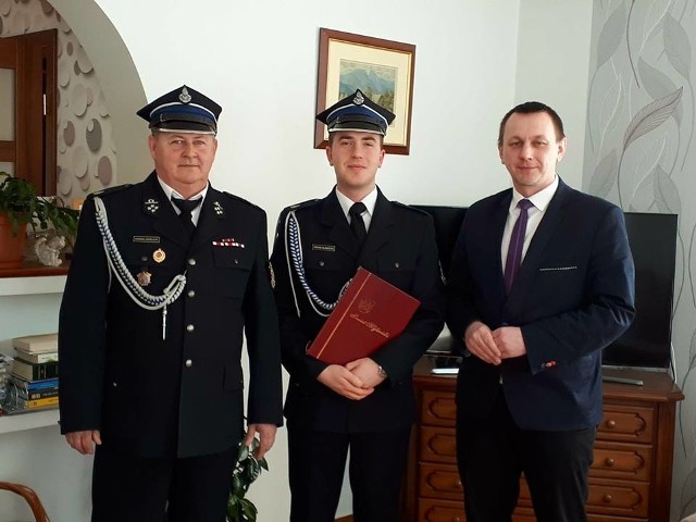 Łukasz Błaszczyk (w środku) z prezesem OSP Kazimierzem Jędrzejczykiem i wicestarostą myślenickim Tomaszem Susiem