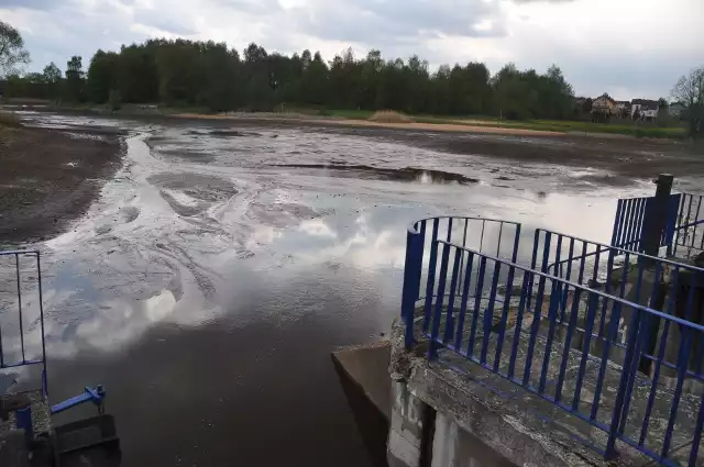 Zalew w Szydłowcu ma zostać oczyszczony do 30 maja 2018 roku. Zagospodarowany będzie także teren wokół zbiornika.