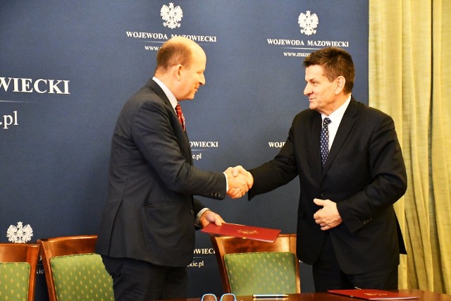Wojewoda Konstanty Radziwiłł (z lewej) podpisał umowę na dofinansowanie połączeń z Włodzimierzem Górlicki, starostą szydłowieckim.