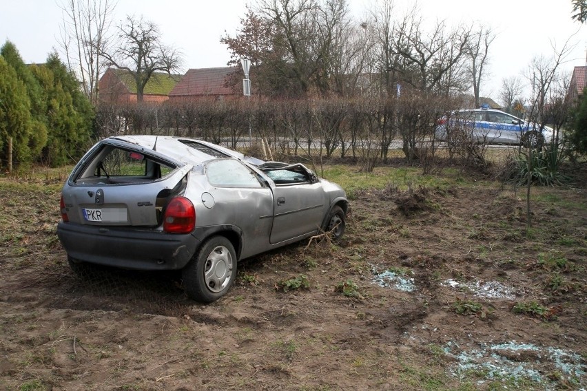 Wypadek pod Trzebnicą. Opel dachował i wpadł na posesję (ZDJĘCIA)