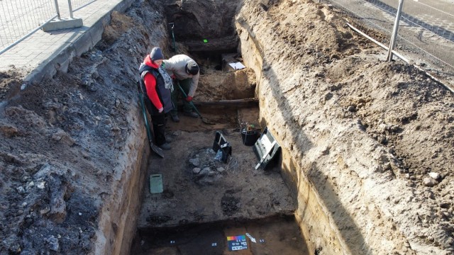 Badania archeologiczne prowadzone są równolegle z budową nowej drogi na os. Warniki. Skala znalezisk zaskoczyła jednak samych archeologów. Mają oni dużo więcej pracy, niż pierwotnie zakładano!