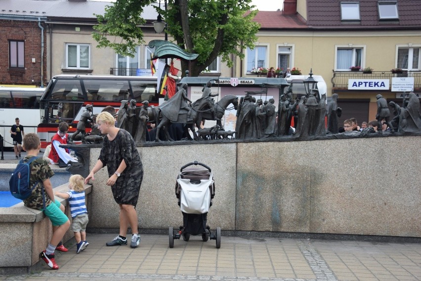 Parada i tańce instrumentalistów w Skale. Festiwal Orkiestr Wojskowych i Dętych