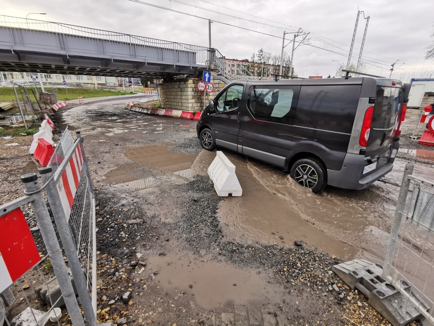 Kierowcy czekają na budowę docelowej drogi pod wiaduktem na...