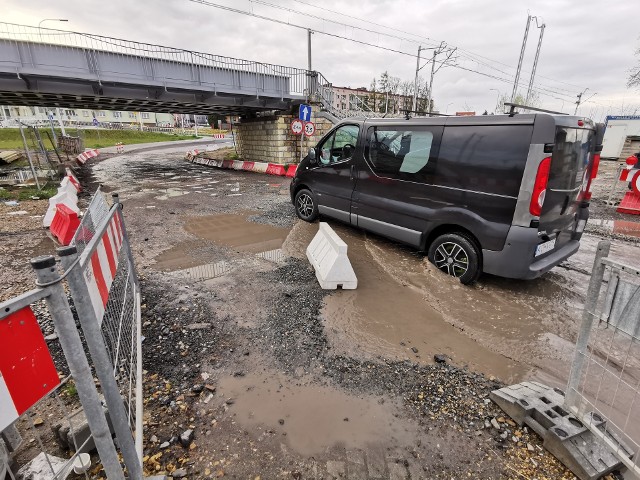 Kierowcy czekają na budowę docelowej drogi pod wiaduktem na ul. 29 Listopada w Chrzanowie