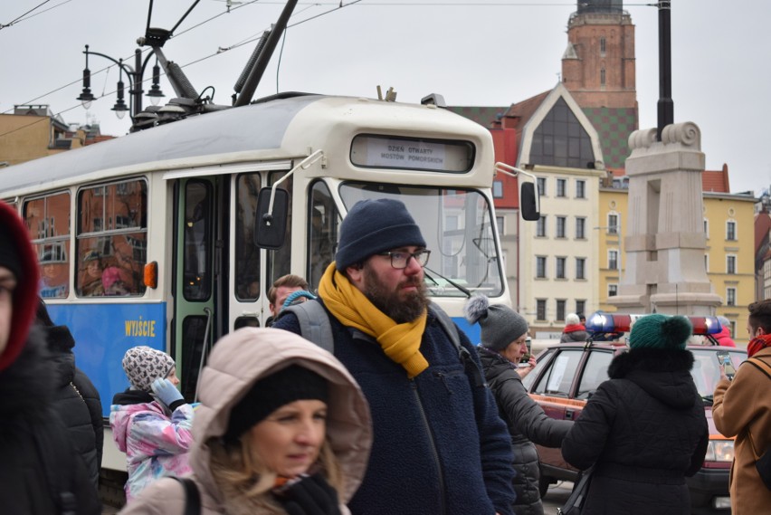 Retro tramwaj wrocławskiego MPK. Można go zwiedzić zarówno...