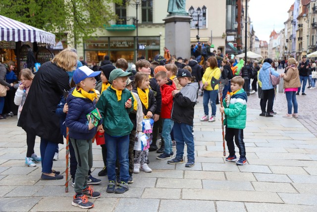 Sezon wycieczek szkolnych rozkręca się w najlepsze - na Rynku Staromiejskim w Toruniu są tłumy dzieci