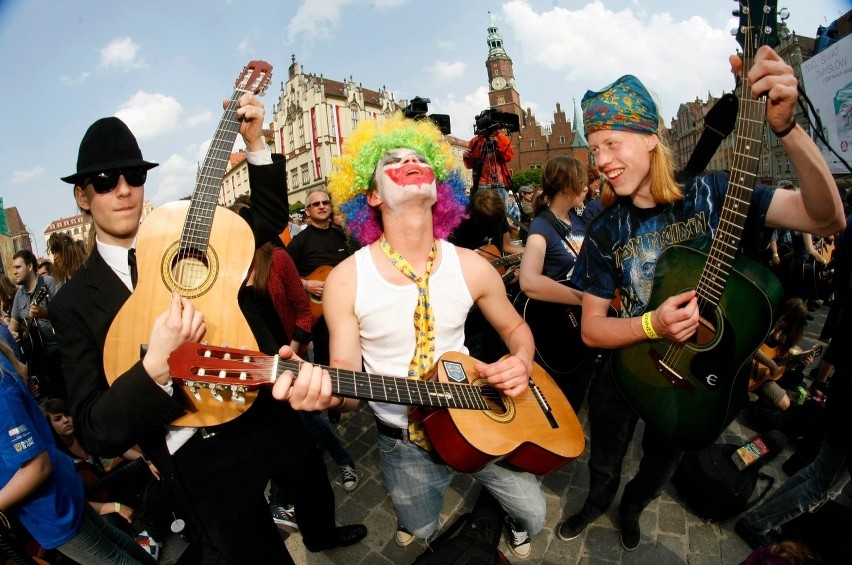 Co roku Gitarowy Rekord Guinessa ściąga tłumy fanów muzyki...