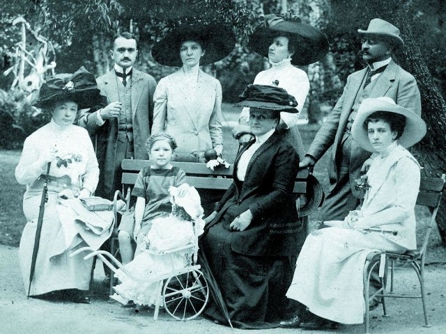 Lwów, lata 80. XIX w. Dziewczynka z lalką w wózku to Cecylia Bajewska, przyszła żona Józefa Trajtlera