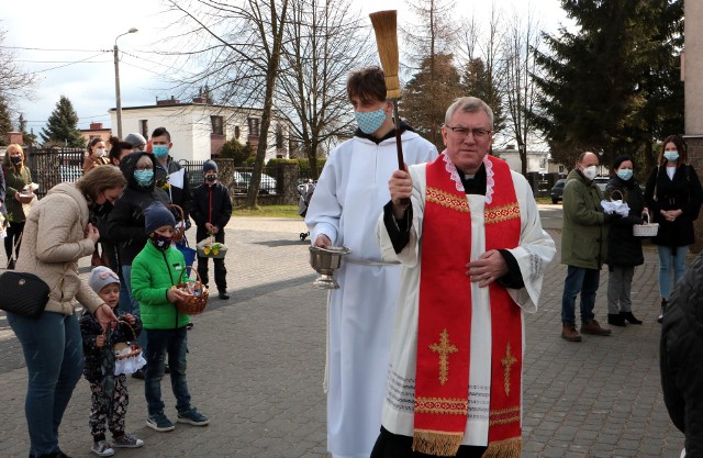 Dziś Wielka Sobota, dzień w którym tradycyjnie w kościołach święcone są pokarmy na wielkanocny stół. Zwykle odbywa się to w świątyniach, jednak z powodu pandemii, w tym roku księża z parafii na grudziądzkim osiedlu Strzemięcin, święcenie pokarmów przeprowadzili przed kościołem.  