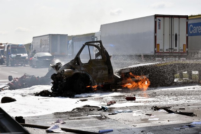 Wypadek na autostradzie A4. Pożar samochodu ciężarowego przy zjeździe na Legnicę. Zdjęcie ilustracyjne