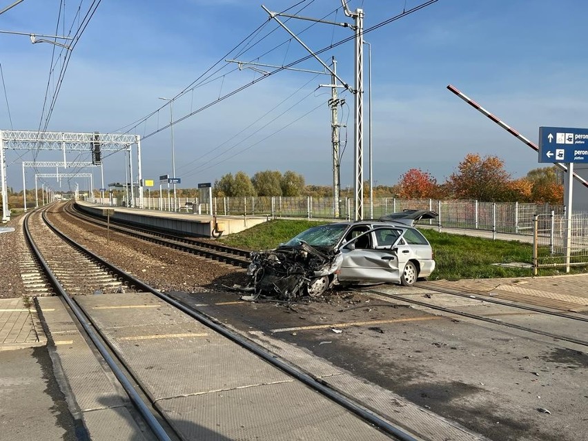 Puławy. Ominął stojące auta i wjechał pod przejeżdżający pociąg [NAGRANIE]