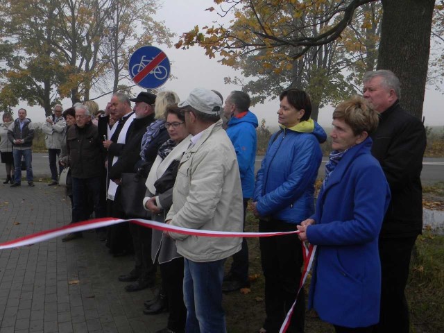 Wstęga do przecięcia i ksiądz z kropidłem - tak tradycyjnie otwierano ścieżkę w Lichnowach. A potem była gościna