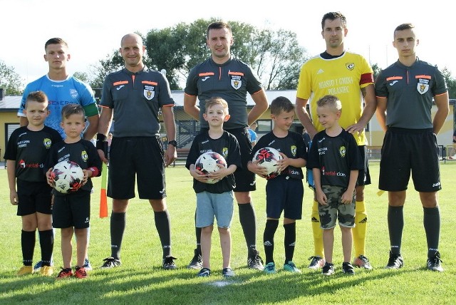 To był popisowy mecz Czarnych Połaniec w czwartej lidze. Aż 8:0 pokonali u siebie Orlicz Suchedniów. Dużo działo się w tym spotkaniu. Zapraszamy do obejrzenia ciekawych zdjęć Tomasza Kaczmarczyka - kulisy spotkania w obiektywie. (dor)