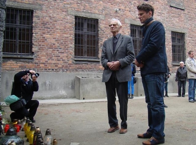 Na zdjęciu przed Ścianą Śmierci KL Auschwitz Andrzej Pilecki (syn rotmistrza Witolda Pileckiego) i Marcin Kwaśny, aktor odtwórca roli głównego bohatera.