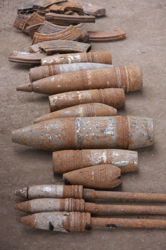 Kilkaset kilogramów pocisków i granatów, przywiezionych do ostrowieckiej huty.