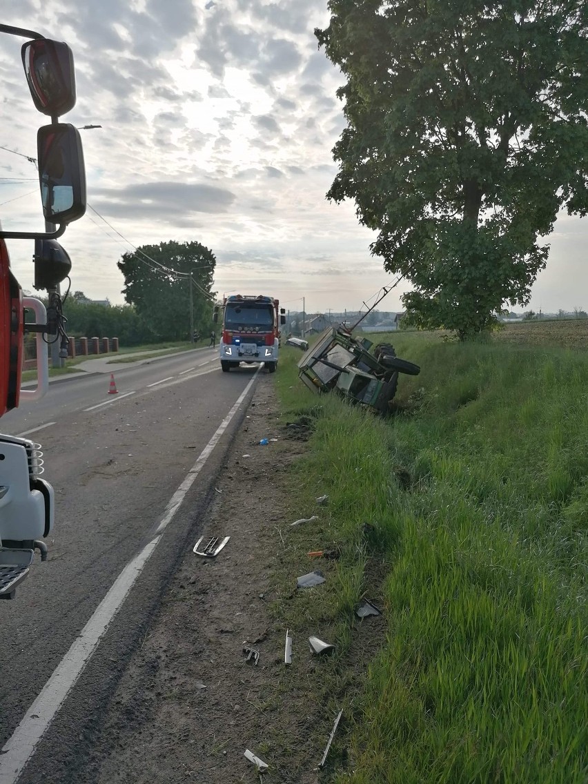 Wypadek w Szczuczynie. Mercedes zderzył się z traktorem