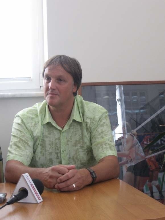 Władimir Wiertiełko dawno nie prowadził samodzielnie drużyny. Przez poprzednie 10 lat był trenerem koordynatorem białoruskich reprezentacji (tzw. "trenerem narodowym&#8221;).