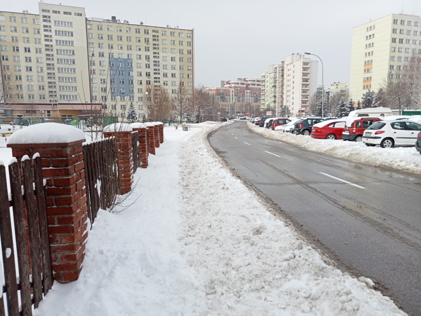 Chodniki w Rzeszowie pod śniegiem. - Zdjęcia robiłem w południe - pisze nasz Czytelnik