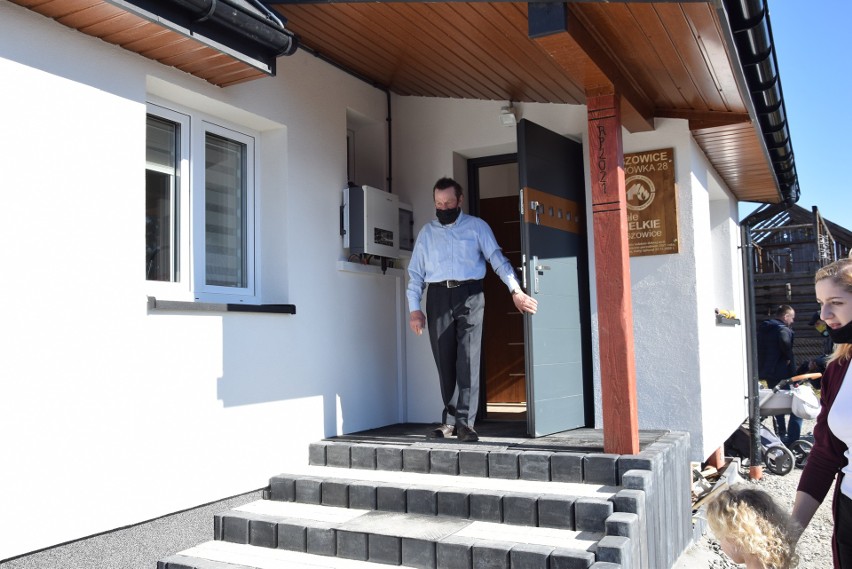 Zbigniew Mynarczyk wychodzi ze swojego nowego domu
