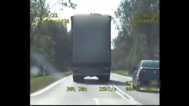 Kamera nieoznakowanego radiowozu policjantów z grupy Speed zarejestrowała niebezpieczny manewr kierowcy ciężarówki.