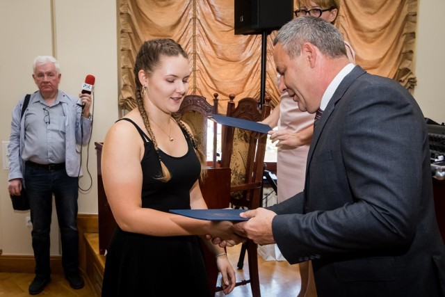 Gala Samorządowego Konkursu Ośmiu Wspaniałych odbyła się w sali sesyjnej bydgoskiego ratusza. Laureaci otrzymali nagrody i wyróżnienia. Celem konkursu jest promowanie pozytywnych postaw młodzieży oraz zachęcanie do aktywności społecznej i wolontariatu.Pogoda na wtorek, 29 maja