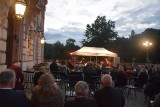 Pszczyna. Koncert na tarasach zamkowych. Zespół Muzyki Salonowej Eleganza i najpiękniejsze walce, polki oraz inne tańce. Zobaczcie zdjęcia