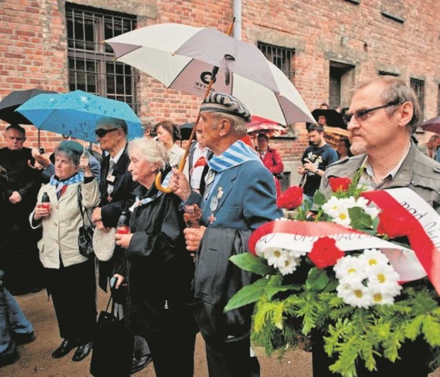 Byli więźniowie podczas uroczystości pod Ścianą Śmierci, 2012 r.