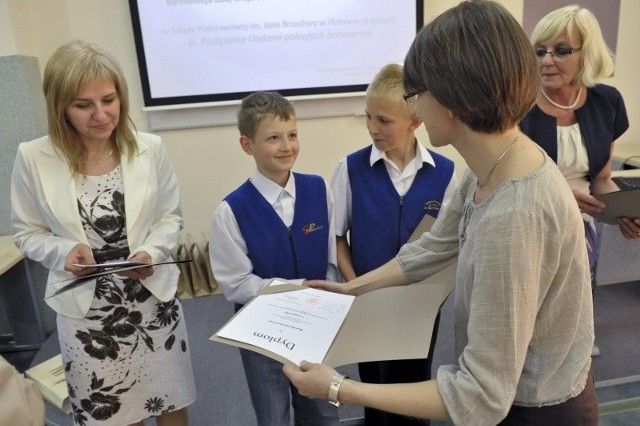 Nagrody uczniom i nauczycielkom ze zwycięskiej szkoły wręczyła Violetta Rezler-Wasielewska, szefowa CMJW.