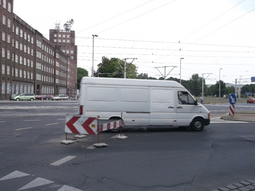 Wrocław: Utrudniony przejazd na Traugutta przy skrzyżowaniu z Krasińskiego (FOTO)