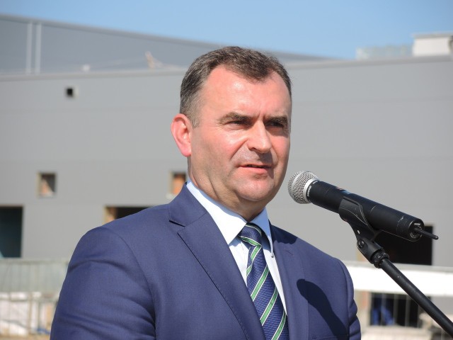 Minister Włodzimierz Karpiński na terenie budowy terminalu LNG.
