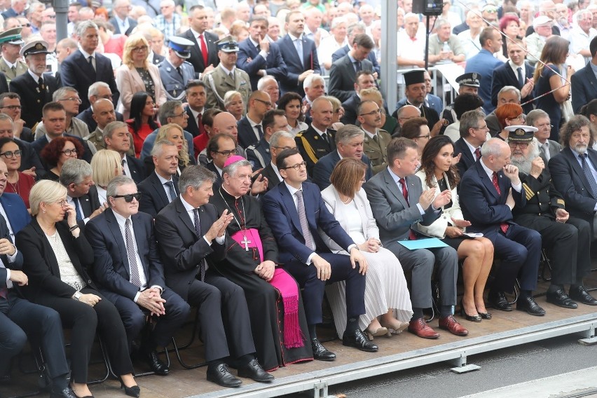 Pomnik Lecha Kaczyńskiego w Szczecinie odsłonięty z pompą. Prezydent w dynamicznej pozie, zamyślony nad Polską  [ZDJĘCIA]