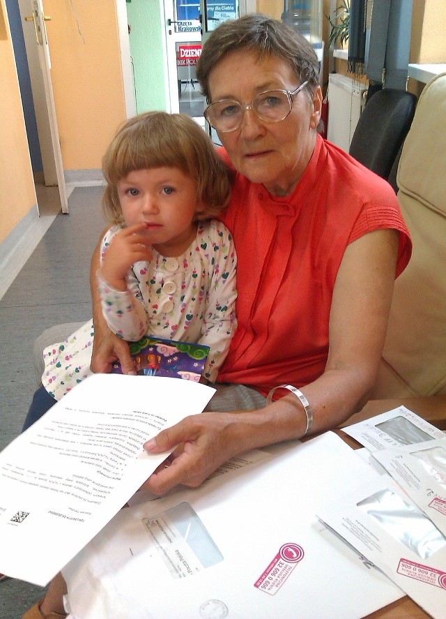 Danuta Sajdak z wnuczką nad rachunkami  z Tauronu. Nie była w stanie się zorientować, które rachunki ma zapłacić