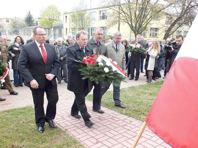 Kwiaty przed pomnikiem poświęconym robotnikom Zakładów Starachowickich składa szefostwo SLD w mieście i powiecie Starachowice
