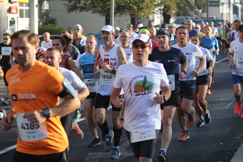 Zdjęcia z maratonu w Poznaniu 2018 - biegacze na pierwszym...