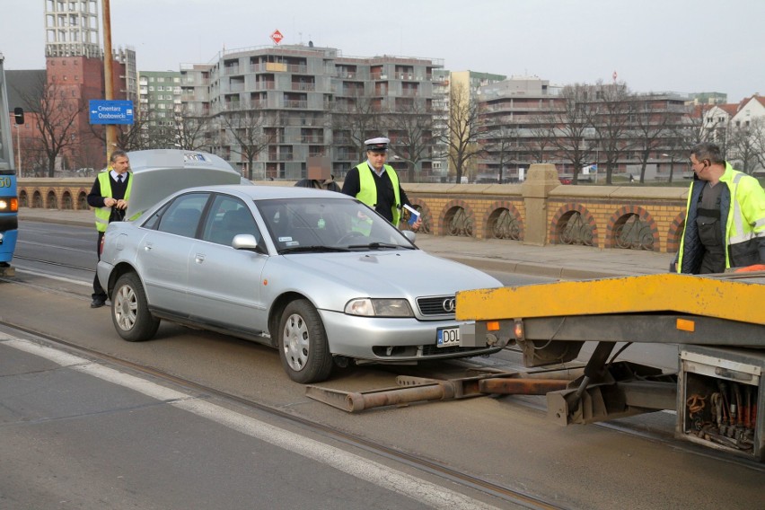 Zepsuty samochód zablokował ruch tramwajów na moście...