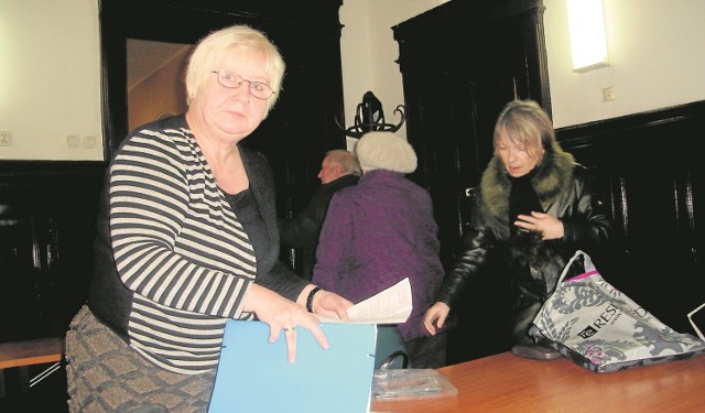 Janina Kujawa, mieszkanka ulicy Brzozowej ( z lewej) podała do sądu właścicielkę działki przy Gospodarskiej. Domaga się wypłacenia odszkodowania m.in. za popękane ściany garażu   