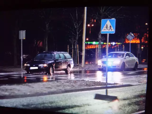 Ul. 11 Listopada. Kierowca samochodu marki ford mondeo potrącił przechodzącą przez przejście dla pieszych kobietę.