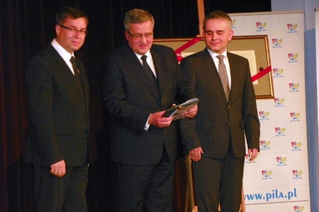 W czerwcu 2013 roku Bronisław Komorowski, wtedy jeszcze jako prezydent, przyjechał do Piły, żeby osobiście odebrać akt nadania honorowego obywatelstwa. Uroczystość zorganizowano w RCK