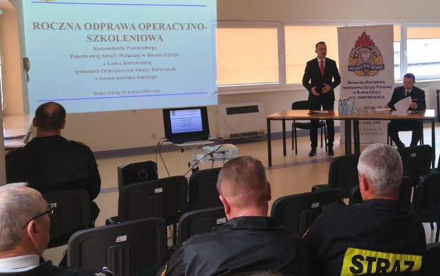 Roczna odprawa operacyjno-szkoleniowa odbyła się w sali konferencyjnej Komendy Powiatowej Państwowej Straży Pożarnej w Busku-Zdroju.