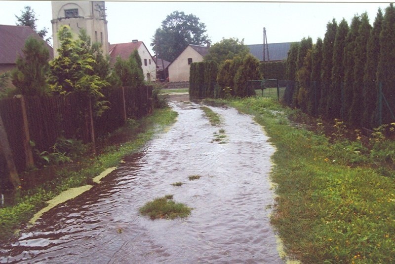 - Ludzie zasypali rowy i teraz po deszczu mój dom zalewa...