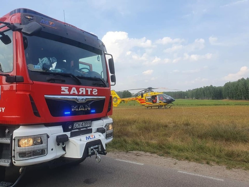 Groźny wypadek w miejscowości Asmus w powiecie chojnickim 19.08.2022. Bus uderzył w drzewo. 8 osób poszkodowanych