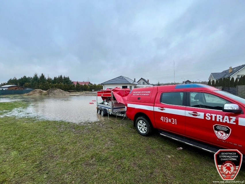 Strażacy z powiatu chojnickiego walczą z wodą