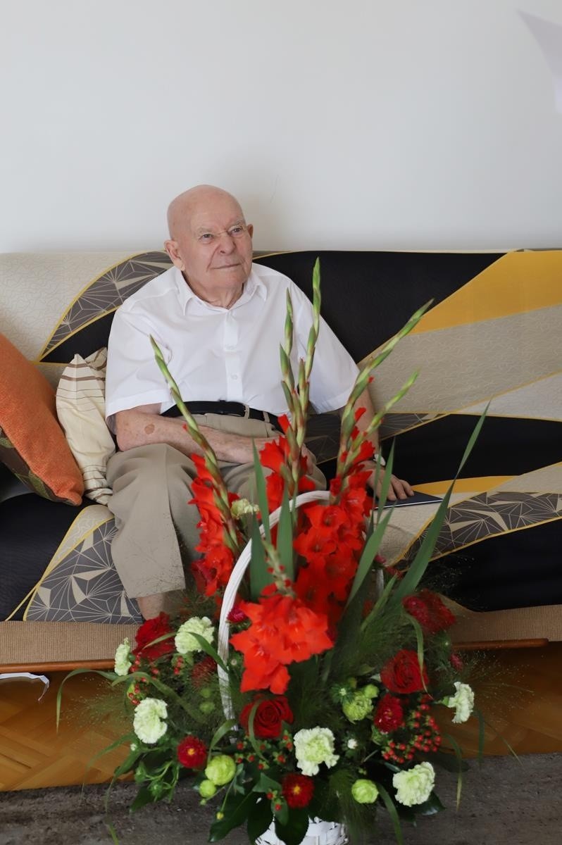Ryszard Karwacki z Ostrołęki obchodził setne urodziny. Były kwiaty i życzenia