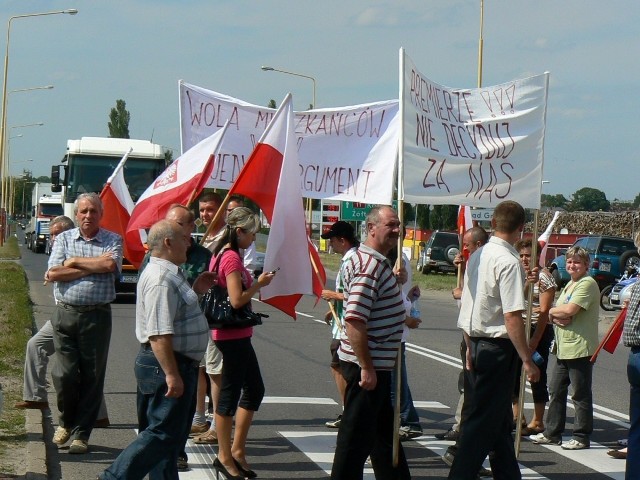 Kilka dni temu mieszkańcy podszczecineckich wsi wyłączyli z ruchu niemiłosiernie zatłoczoną latem DK 11. Skutecznie, bo tłok był jeszcze większy. Super tłok zapowiada się natomiast w czwartek po południu.