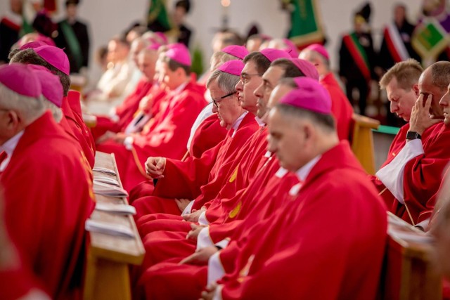 KEP zdecydowała, że kościoły zostaną otwarte. Wydano jednak rekomendację w sprawie dyspensy biskupom