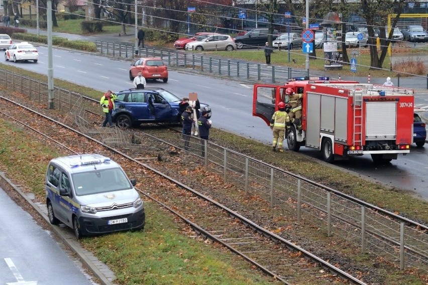 Wypadek na Legnickiej we Wrocławiu. BMW wjechało na tory...