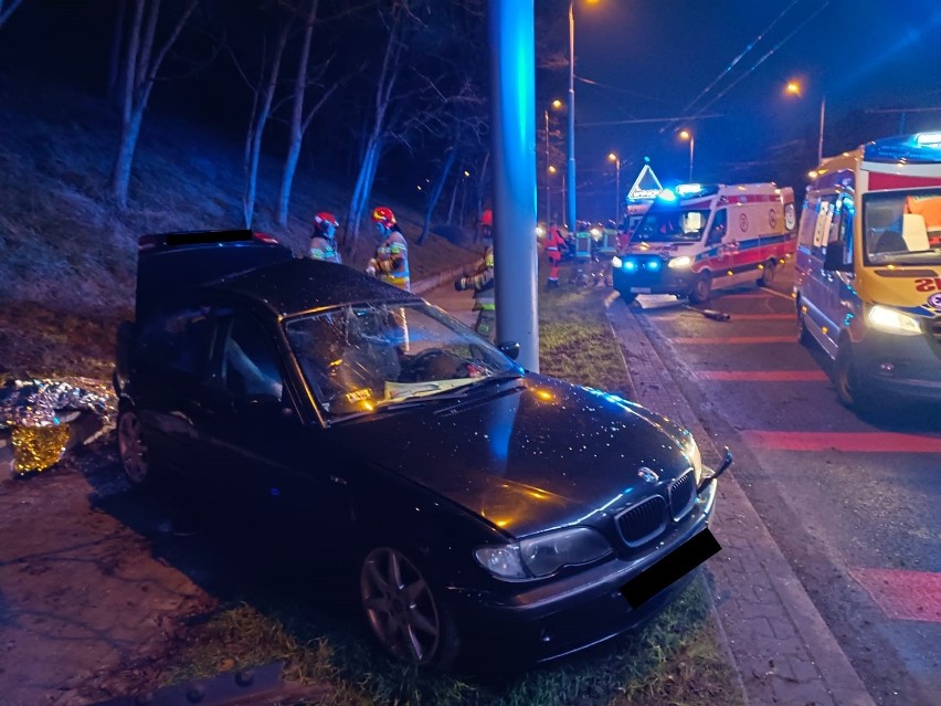 28-letni kierowca BMW uderzył w słup oświetleniowy. Prowadził pijany i bez prawa jazdy 